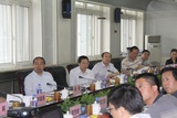 白董事长与薛占海市长等领导在天津听取会议报告